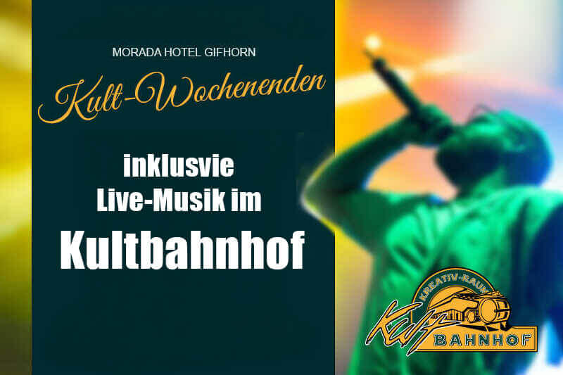 Landschaft mit mehreren historischen Windmühlen, umgeben von grüner Vegetation und Spazierwegen unter einem blauen Himmel.