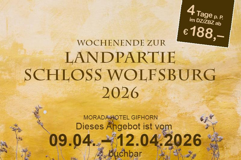 Landschaft mit mehreren historischen Windmühlen, umgeben von grüner Vegetation und Spazierwegen unter einem blauen Himmel.